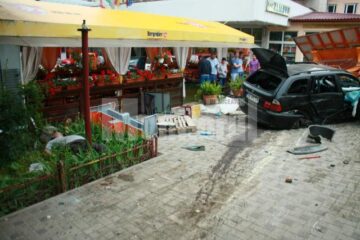 Autoturismul BMW s-a oprit la câțiva metri de o terasă și de Hotelul Zimbru