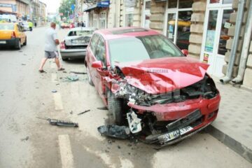 Cele două mașini avariate de BMW-ul scăpat de sub control