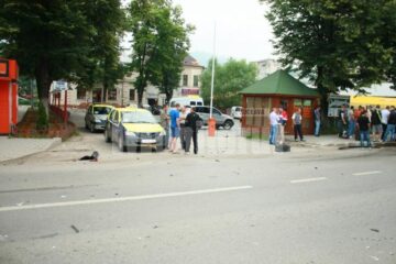 Bucăti din mașină, împrăștiate pe o arie de zeci de metri