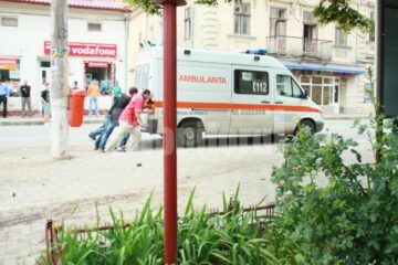Ambulanța împinsă de trecători