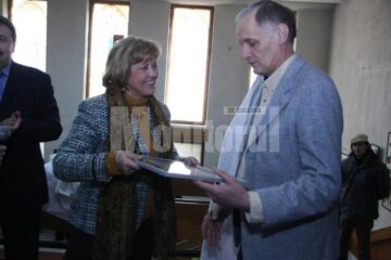 Constantin Severin primind diploma care însoțește Premiul Opera Omnia de la subprefectul Angela Zarojanu