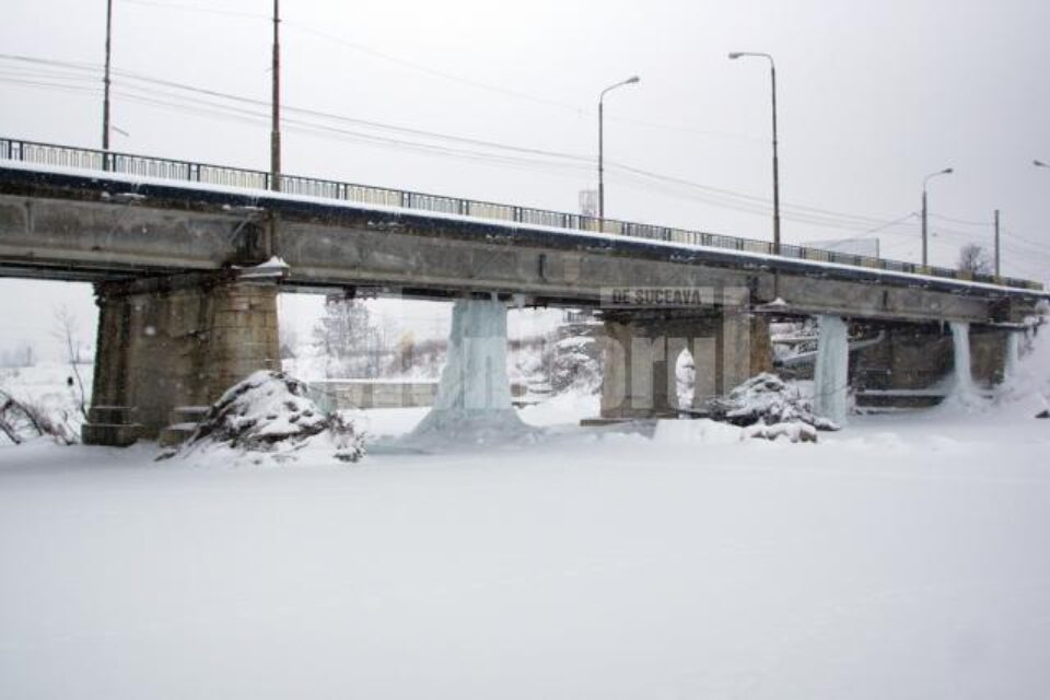 Pilon de gheață de sub podul de la Ițcani
