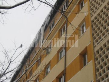 Țurțuri imenși la streașina blocurilor din centrul Sucevei