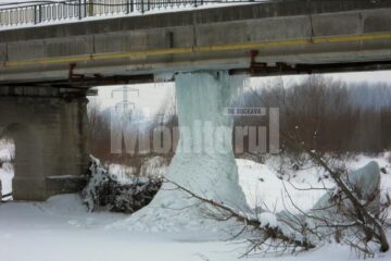 Pilon de gheață de sub podul de la Ițcani