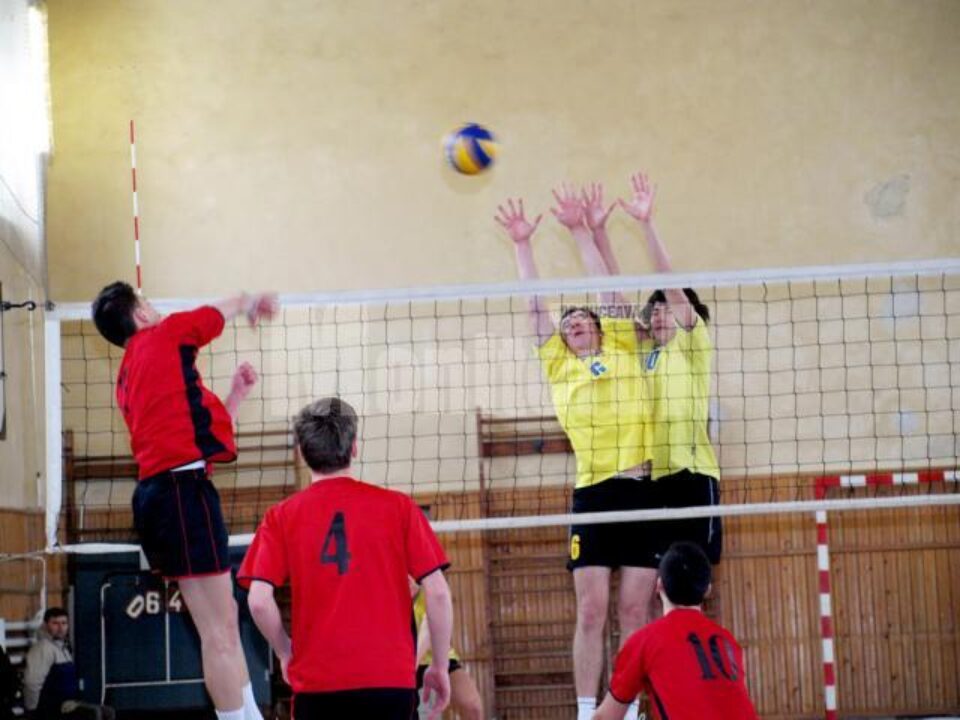 Meciul dintre CSȘ Nicu Gane Fălticeni (tricouri roșii) și LPS Suceava a fost aproape fără istoric Meciul dintre CSȘ Nicu Gane Fălticeni (tricouri roșii) și LPS Suceava a fost aproape fără istoric