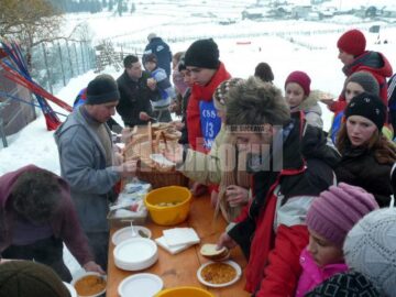 Se împarte mâncarea
