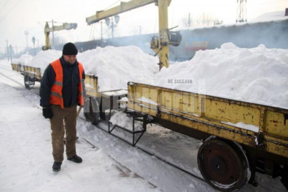 Zăpada, carată cu drezina din Gara Burdujeni