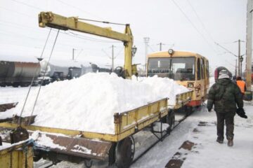 Zăpada, carată cu drezina din Gara Burdujeni