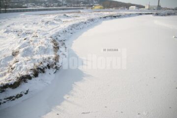 Grosimea stratului de gheață atinge în unele zone ale județului 40-45 de centimetri