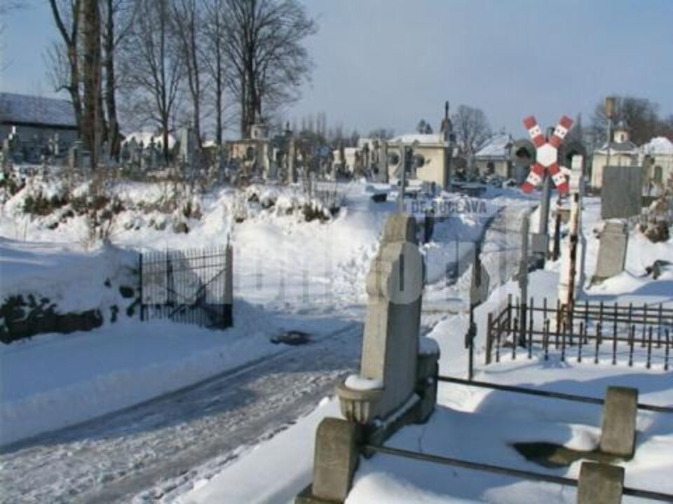 În cimitirul din Rădăuți gropile sunt săpate cu ciocanul rotopercutor, dalta și șpițul