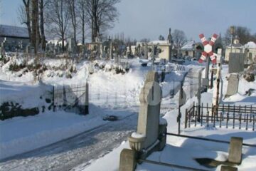În cimitirul din Rădăuți gropile sunt săpate cu ciocanul rotopercutor, dalta și șpițul