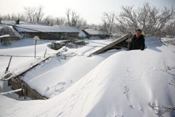 În multe sate, casele sunt acoperite complet de zăpadă Foto: MEDIAFAX