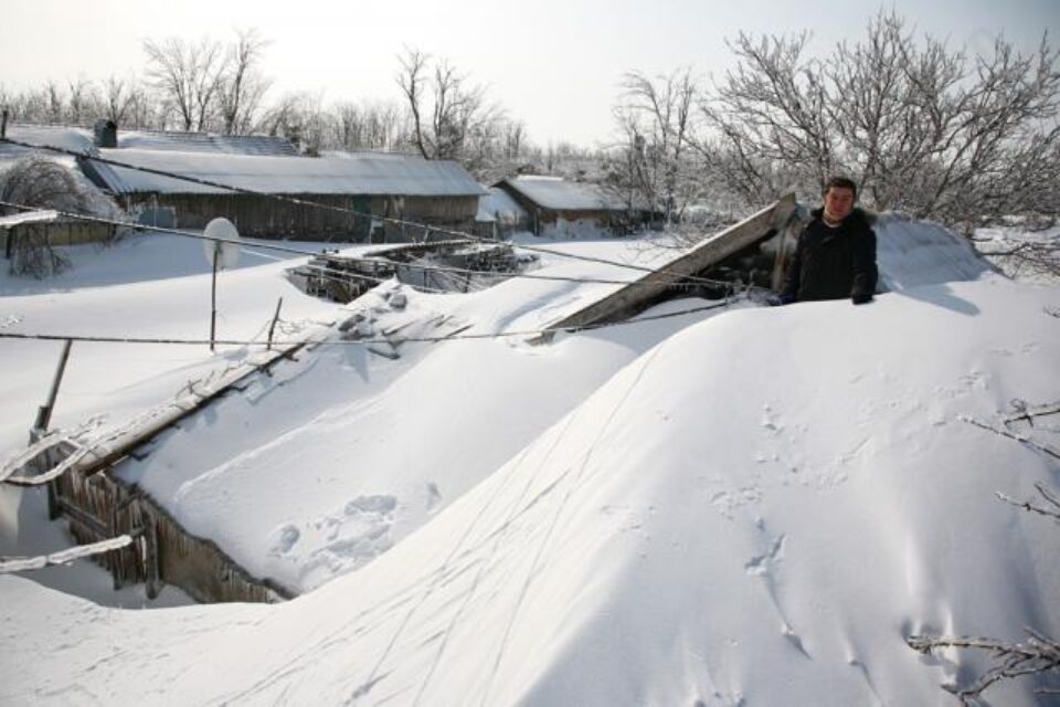 În multe sate, casele sunt acoperite complet de zăpadă Foto: MEDIAFAX
