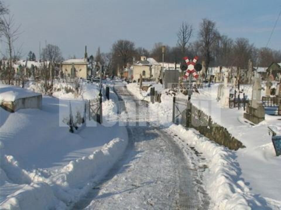 În cimitirul din Rădăuți gropile sunt săpate cu ciocanul rotopercutor, dalta și șpițul