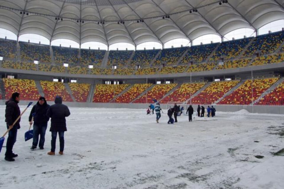 Zăpada a fost îndepărtată de pe gazonul Arenei Naționale și gazonul va fi bun la ora meciului de joi