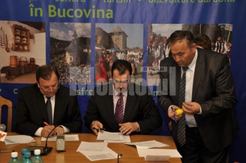 La sediul Palatului Administrativ au fost semnate contractele de finanțare pentru modernizarea a șase drumuri comunale