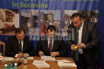 La sediul Palatului Administrativ au fost semnate contractele de finanțare pentru modernizarea a șase drumuri comunale