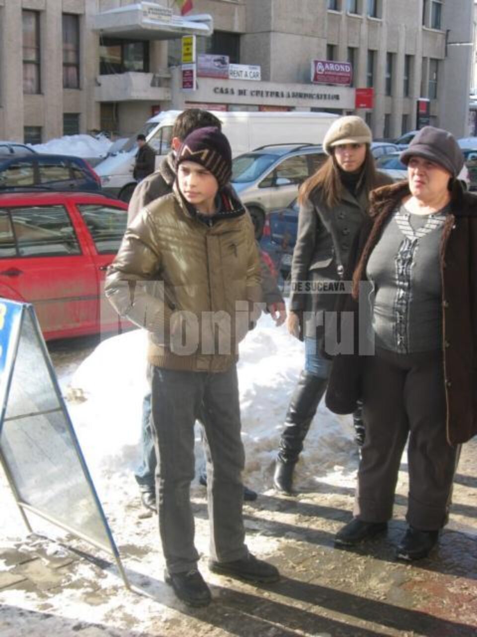 Copilul de 14 ani și mama sa, la reconstituirea furtului de la magazinul Sabrini
