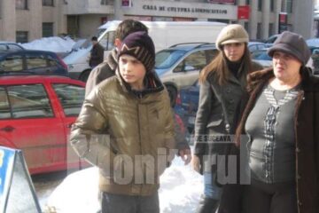 Copilul de 14 ani și mama sa, la reconstituirea furtului de la magazinul Sabrini