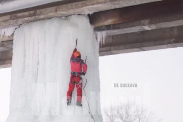 Pilonii de gheață de sub pod, câmp de antrenament pentru pasionații de sporturi extreme