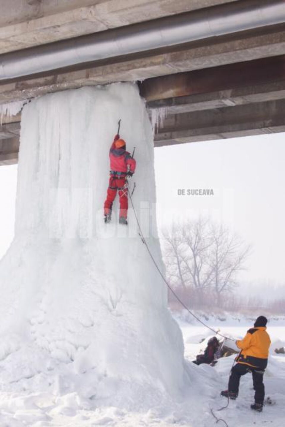 Pilonii de gheață de sub pod, câmp de antrenament pentru pasionații de sporturi extreme Pilonii de gheață de sub pod, câmp de antrenament pentru pasionații de sporturi extreme