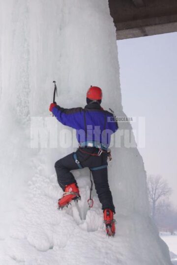 Pilonii de gheață de sub pod, câmp de antrenament pentru pasionații de sporturi extreme