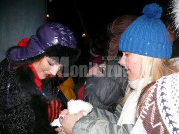 Alexandra Ungureanu dă autografe