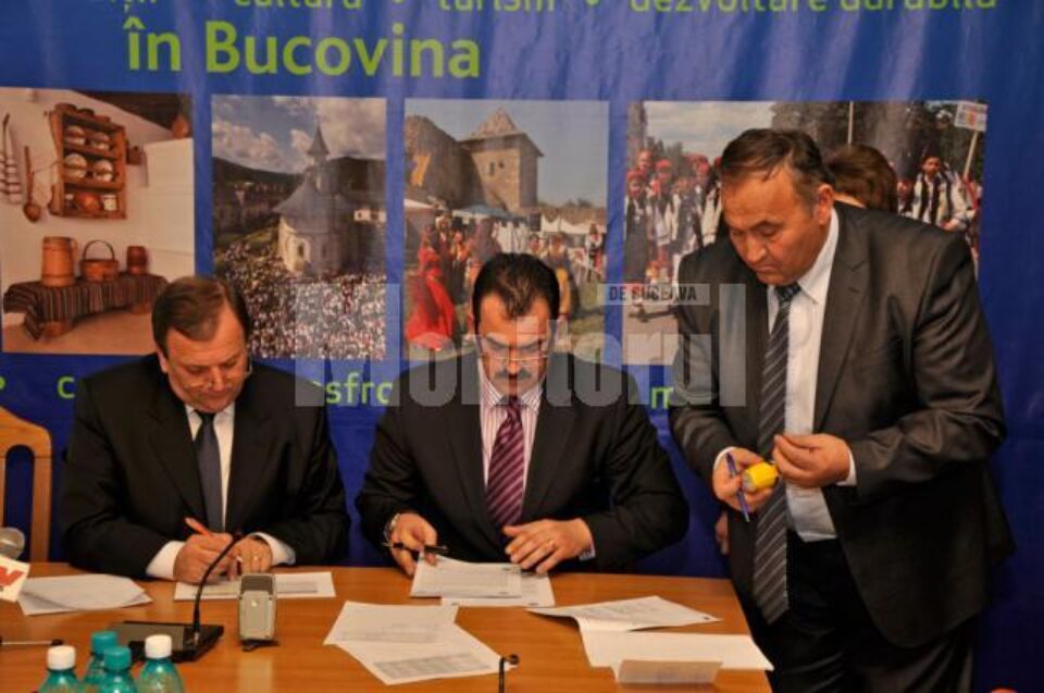 Președintele Consiliului Județean, Gheorghe Flutur, alături de șeful Centrului Regional de Dezvoltare Rurală și Pescuit Iași, Liviu Bulgaru