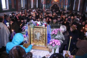Oamenii se inchina Icoanei Facatoare de Minuni aduse din Rusia