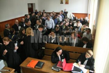 O parte dintre avocații care-i reprezintă pe inculpații din dosarul „Șpagă în Vama Siret” nu au putut ajunge de la București sau Iași și au depus cereri de amânare