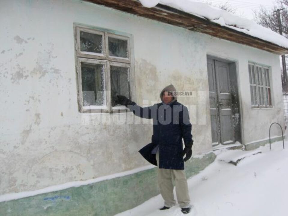 Vecinii spun că încercau să-i ajute, însă cei doi se încuiau în casă și nu răspundeau