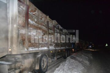 Zece tiruri încărcate cu 300 de metri cubi lemne de foc, 20 de tone cartofi și 10.000 litri de apă au plecat spre județele Buzău și Vrancea