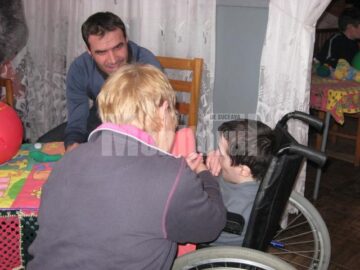 Voluntari englezi fac terapie cu bolnavii de la Sasca