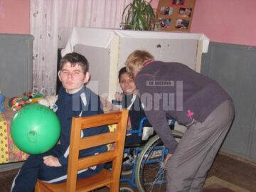Voluntari englezi fac terapie cu bolnavii de la Sasca
