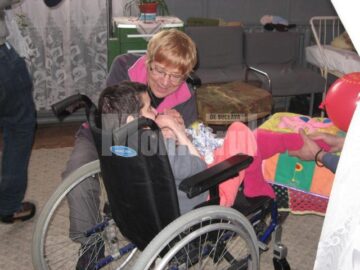 Hetti Johnson Comunicăm prin intermediul limbajului trupului, prin dans, prin joacă