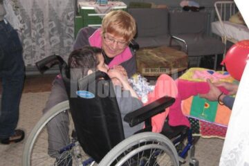 Hetti Johnson Comunicăm prin intermediul limbajului trupului, prin dans, prin joacă