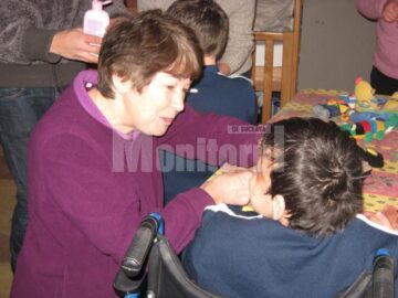 Voluntari englezi fac terapie cu bolnavii de la Sasca