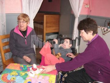 Voluntari englezi fac terapie cu bolnavii de la Sasca