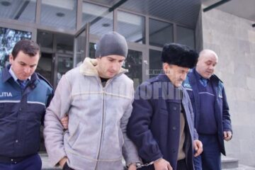 Marius Tulbure, de 25 de ani, și Ionel Tulbure, de 47 de ani, escortați de polițiști la ieșirea din sediul Parchetului de pe lângă Tribunalul Suceava