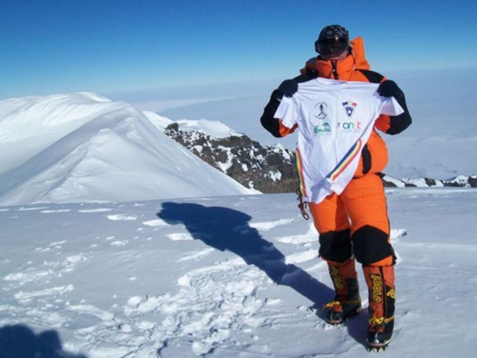 Crina Coco Popescu, prima femeie care a escaladat cel mai înalt vulcan din Antarctica. Foto: Mediafax Crina Coco Popescu, prima femeie care a escaladat cel mai înalt vulcan din Antarctica. Foto: Mediafax