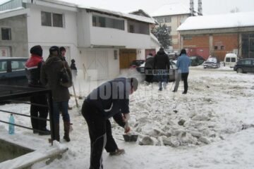 Locatarii unui bloc din cartierul George Enescu s-au adunat pentru a curăța parcarea