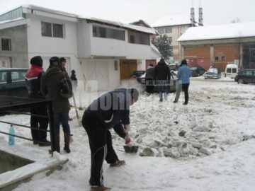 Locatarii unui bloc din cartierul George Enescu s-au adunat pentru a curăța parcarea