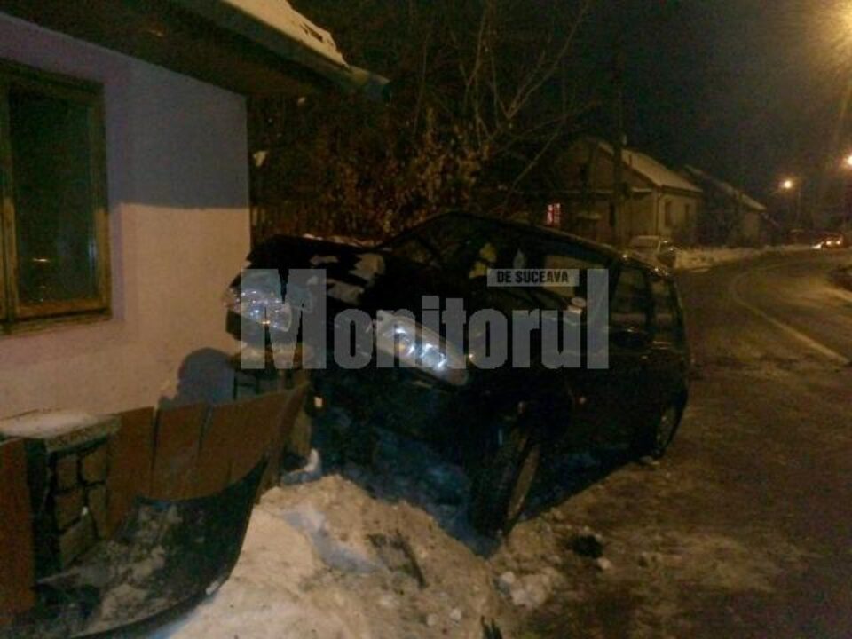 Nu mult a lipsit ca șoferul să intre cu mașina pe geam