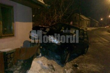 Nu mult a lipsit ca șoferul să intre cu mașina pe geam