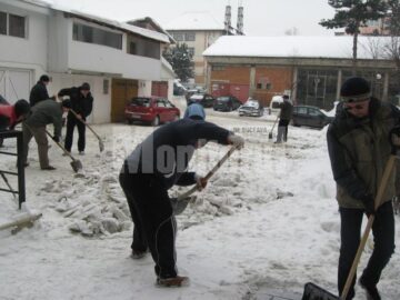 Locatarii unui bloc din cartierul George Enescu s-au adunat pentru a curăța parcarea