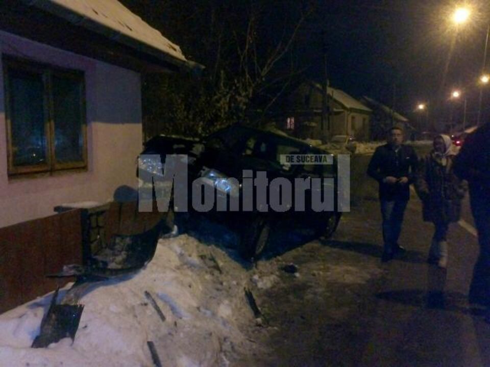 Nu mult a lipsit ca șoferul să intre cu mașina pe geam