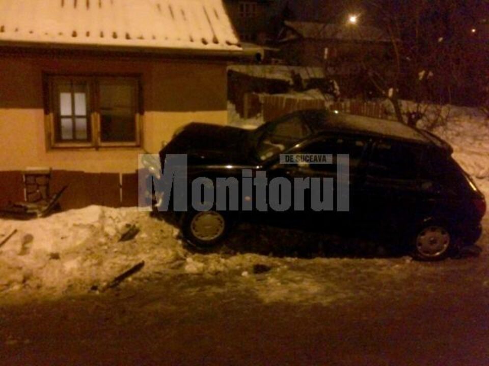 Nu mult a lipsit ca șoferul să intre cu mașina pe geam