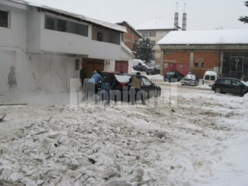 Locatarii unui bloc din cartierul George Enescu s-au adunat pentru a curăța parcarea