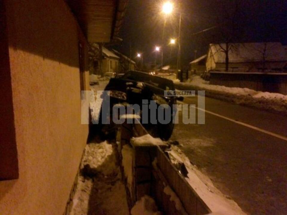 Nu mult a lipsit ca șoferul să intre cu mașina pe geam