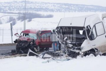 Impactul dintre cele două mașini a fost extrem de violent